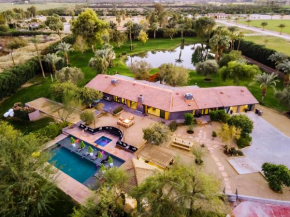 Paradiso by AvantStay Pool, Lake, Fire Pit, & Billiards Room Elegant, Secluded Estate